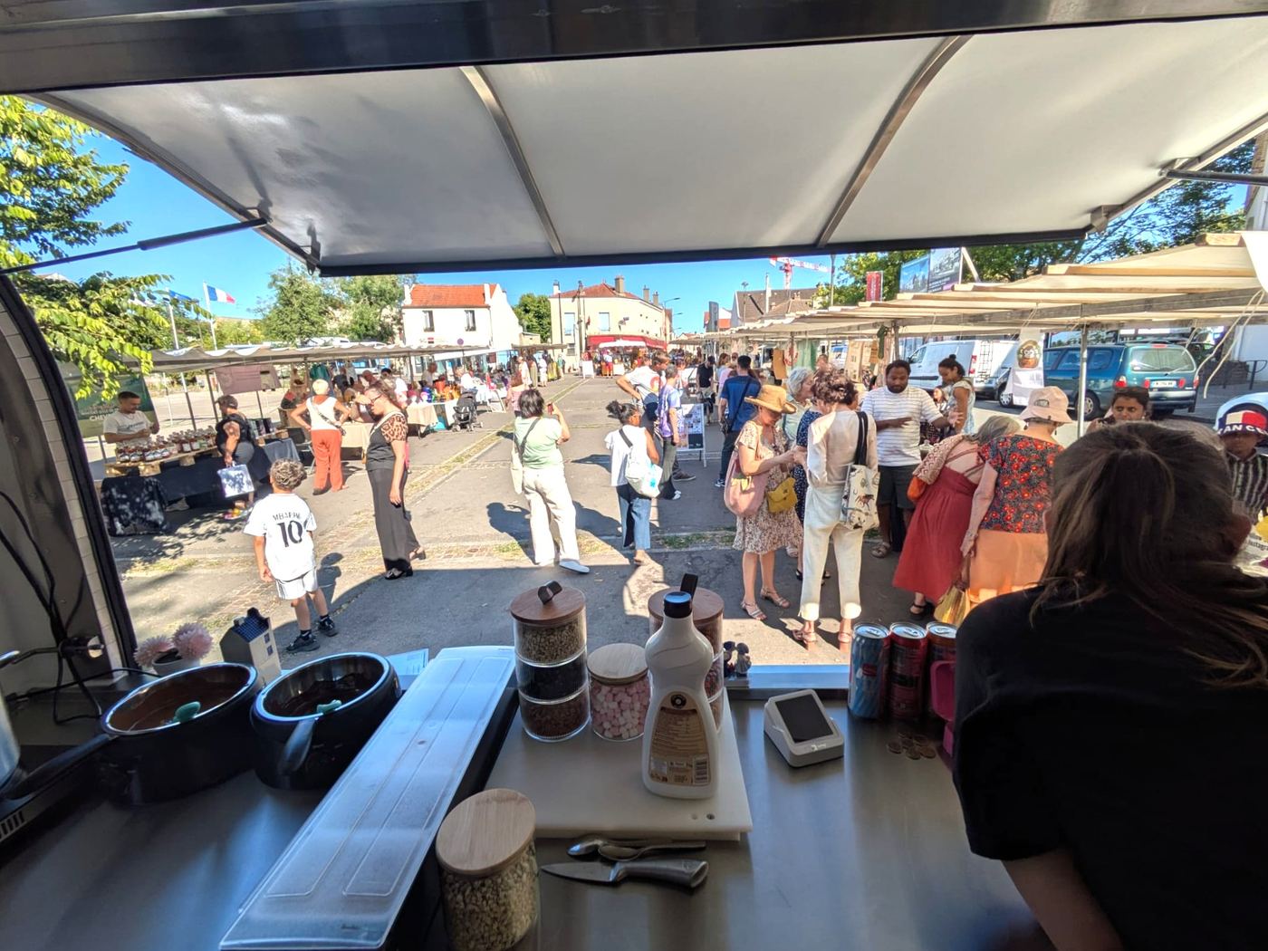 Agathe et Steven derrière le comptoir du food truck TIMOU lors d'un événement