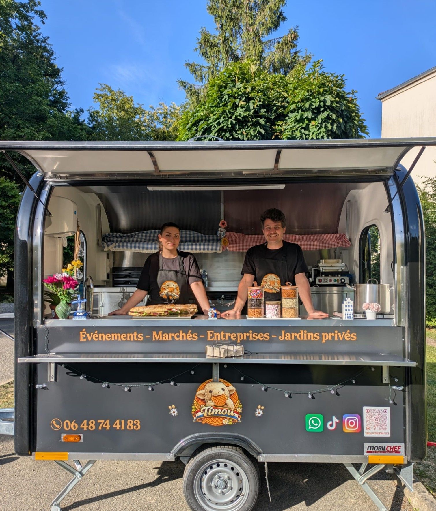 Agathe et Steven derrière le comptoir du food truck TIMOU, prêts à servir