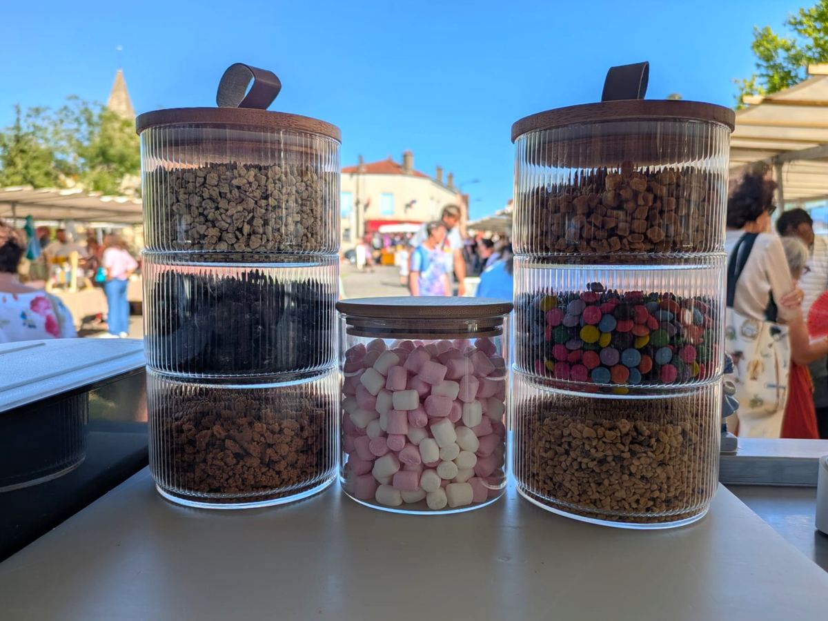 Préparation d'une stroopwafel garnie de framboises fraîches et de chocolat