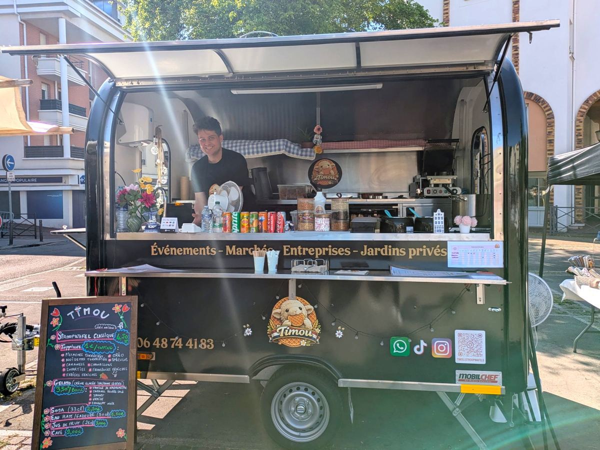 Intérieur chaleureux du food truck TIMOU, ambiance guinguette hollandaise