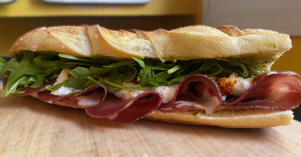 Sandwich gourmand TIMOU au jambon, comté et pain du jour, coupe transversale