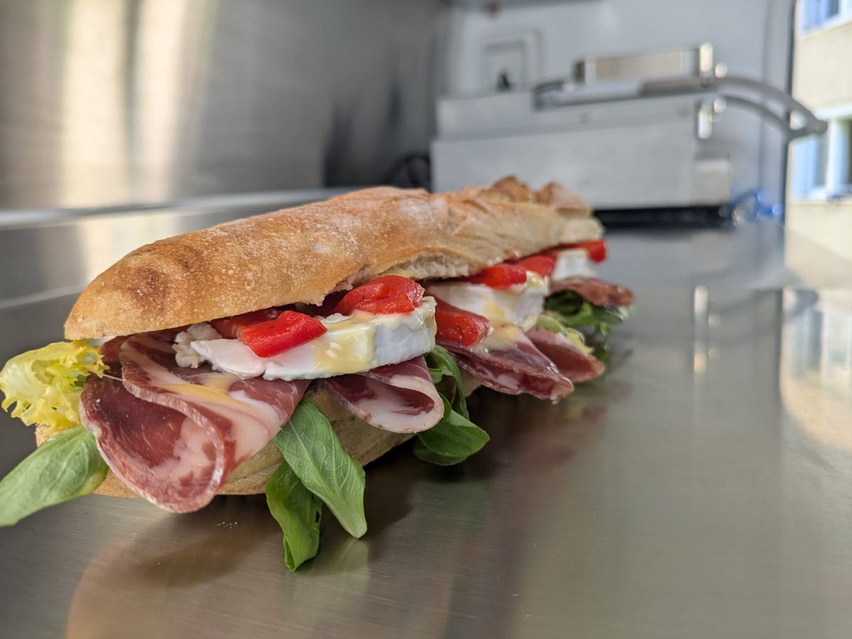 Sandwich gourmand TIMOU au jambon cru, burrata et roquette
