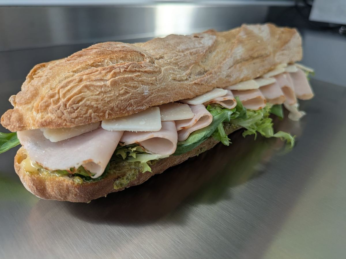 Sandwich gourmand TIMOU au jambon cru, brie et poivrons rôtis sur pain croustillant