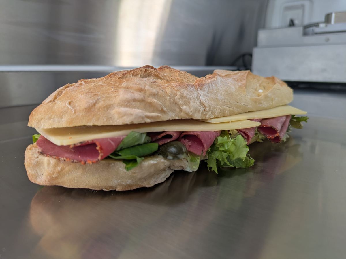 Sandwich gourmand TIMOU au rosbif, comté et câpres sur pain croustillant