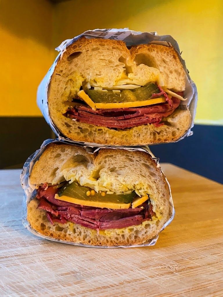 Sandwich gourmand TIMOU au pastrami, cornichon et cheddar