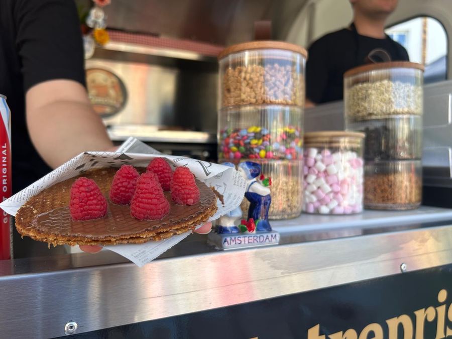 Steven, co-fondateur de TIMOU, en tablier devant le food truck