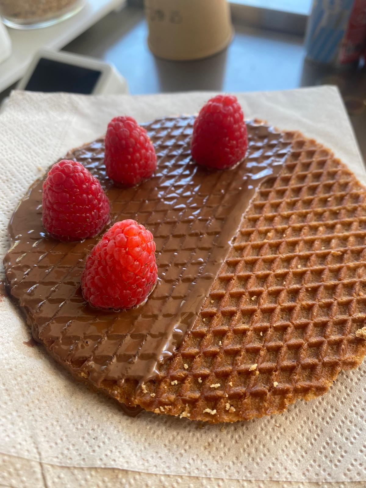Pile de stroopwafels artisanales fraîchement pressées